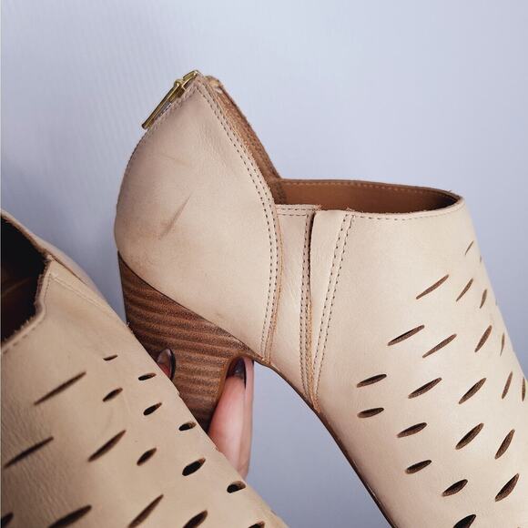 Clarks Okena Posh Peep Toe Heels 8 Perforated Comfort Career Nubuck Leather Shoe - Picture 5 of 12